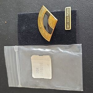 VTG 70s 18 K Plated Metal and Glitter Art Deco style brooch.